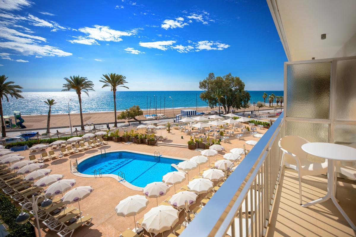 El Hotel Trinimar ****, situado en primera línea de la Playa de Heliópolis, un lugar para desconectar y a un paso de un sinfín de planes para exprimir el puente
