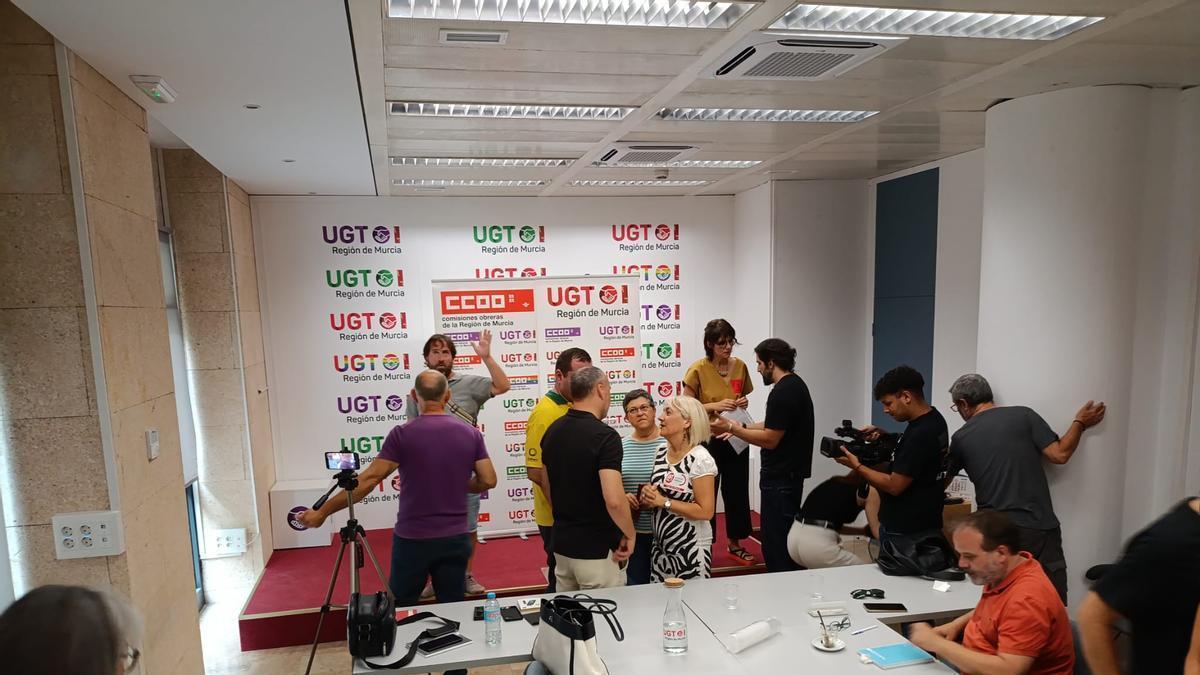 Las secretarias generales de UGT y CCOO, Paqui Sánchez y Teresa Fuentes, entre otros miembros de la comisión negociadora, este jueves en la sede de UGT,