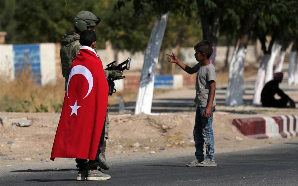 zentauroepp50539348 a boy wearing a turkish flag stands next to a turkish soldie191023170047