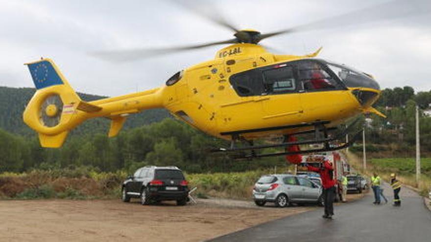 L&#039;helicòpter d&#039;emergències treballant a prop de la serra de Crestabocs de Subirats.