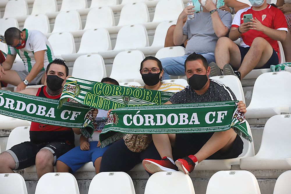 Aficionados asistentes al encuentro Córdoba CF-Cádiz B