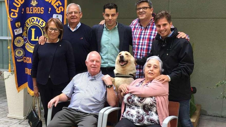 Representantes del club de Leones, el director de la residencia y el entrenador canino, con dos usuarios y &#039;Fusco&#039;.