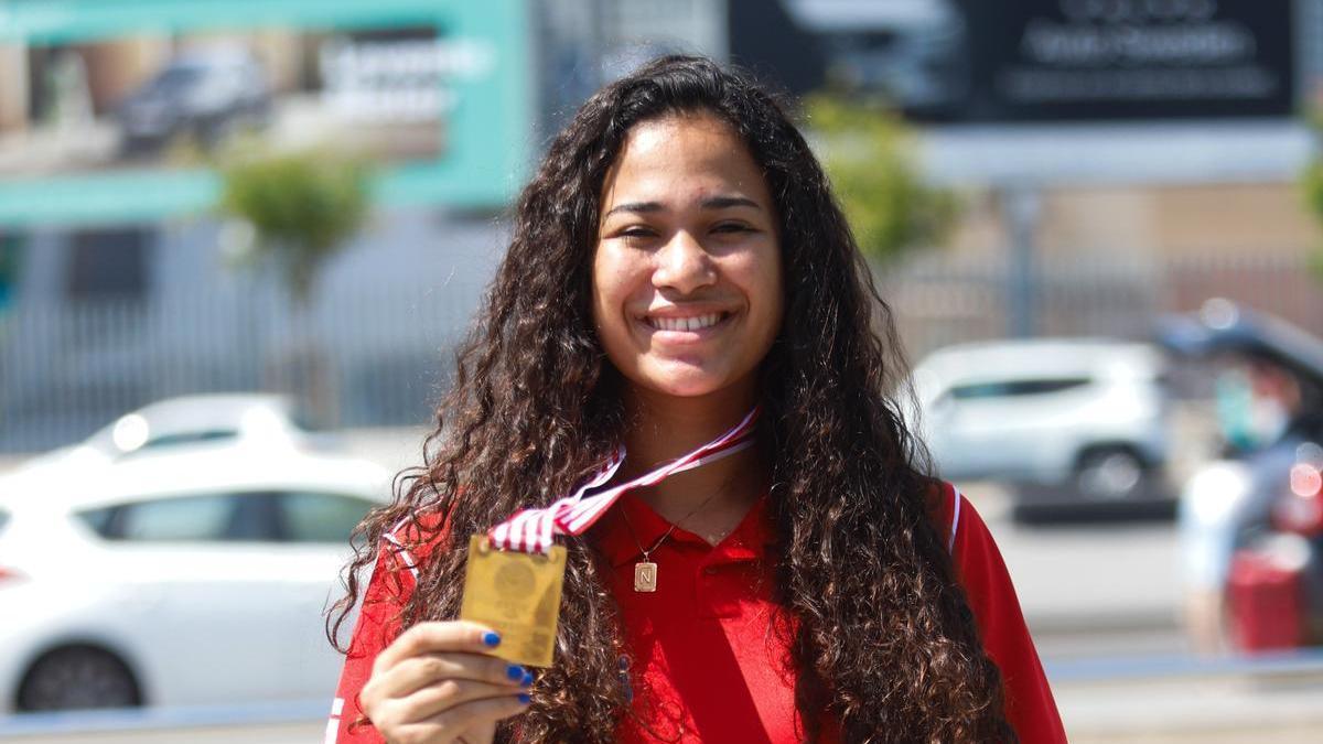 Noa Morro posa con la medalla a su llegada a Valencia.