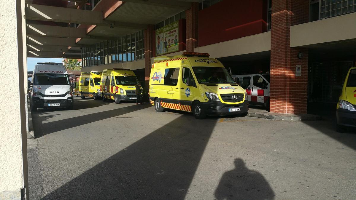 Ambulancias aparcadas a las puertas de la Arrixaca.