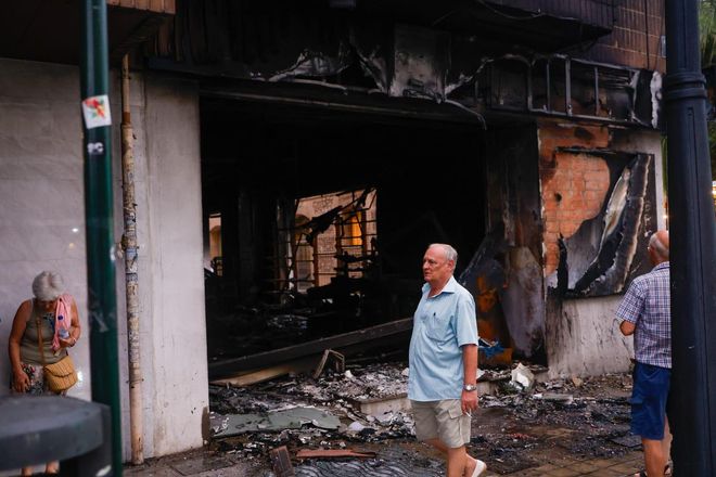 Los vecinos desalojados por el incendio en la avenida del Puerto esperan para entrar en sus casas