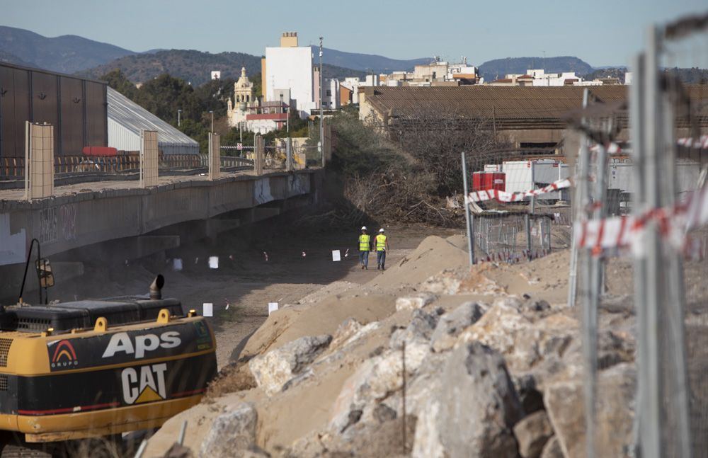 Avanzan los trabajos para desmantelar el Pantalán del Port de Sagunt.