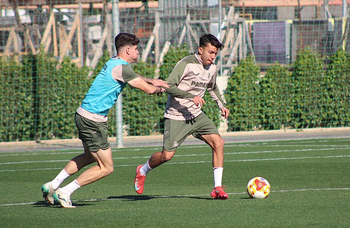 Nizar controla un balón en un entrenamiento ante la presión del lateral Eneko Ortiz.