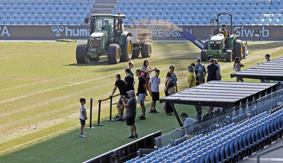 El Celta inicia la retirada del césped dañado en Balaídos