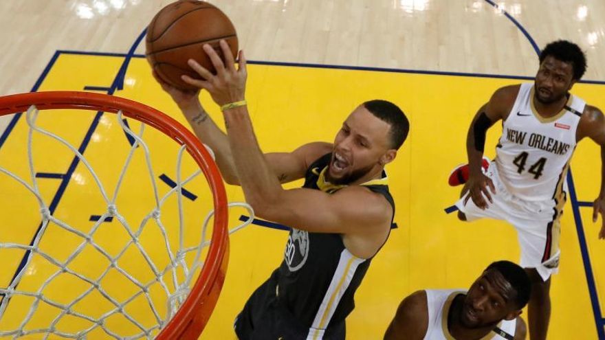 Stephen Curry entra a canasta ante los Pelicans.