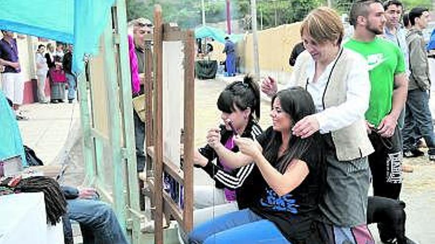 Un taller de artesanía en el Mercáu tradicional de La Nueva.