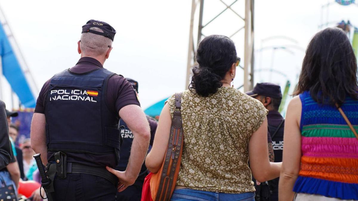 Imagen de archivo de la Policía Nacional junto a dos mujeres.