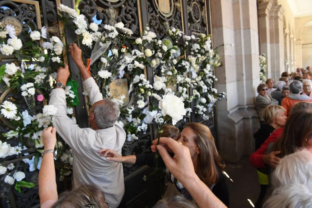 Alrededor de trescientas personas rechazan las explicaciones municipales, que atribuyen los hechos a un error de la empresa de la recogida de la basura.