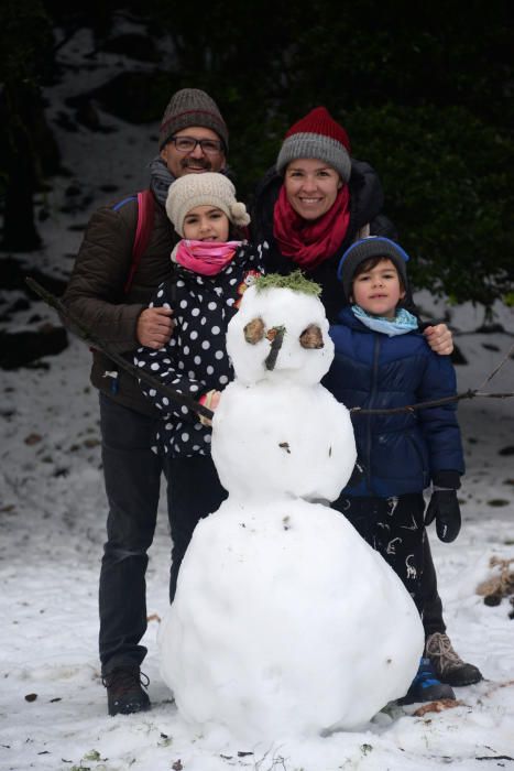 Los mallorquines salen a jugar con la nieve