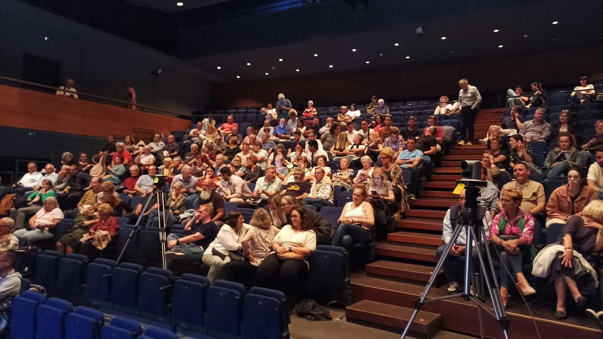 El públic assistent al debat d'alcaldables de Roses