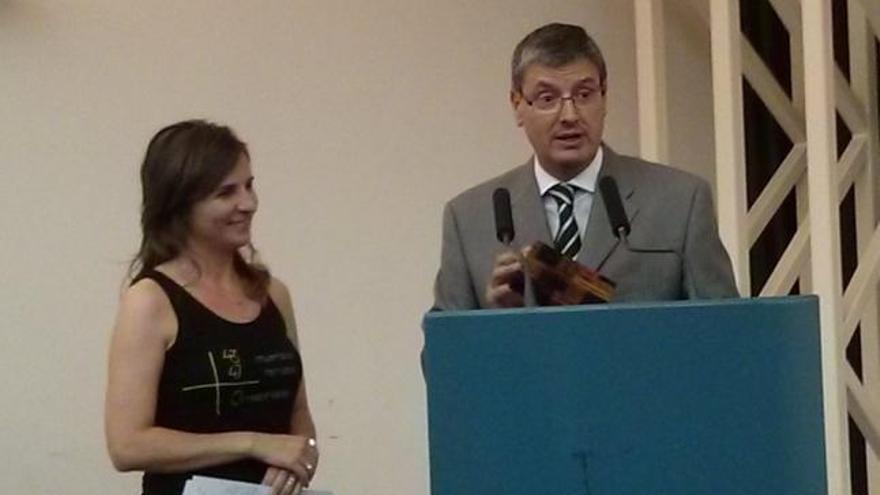 Bernat Clari, director adjunto de Levante-EMV, hace entrega del premio a Beatriz Garrote, presidenta de la Asociación de Víctimas del Metro.