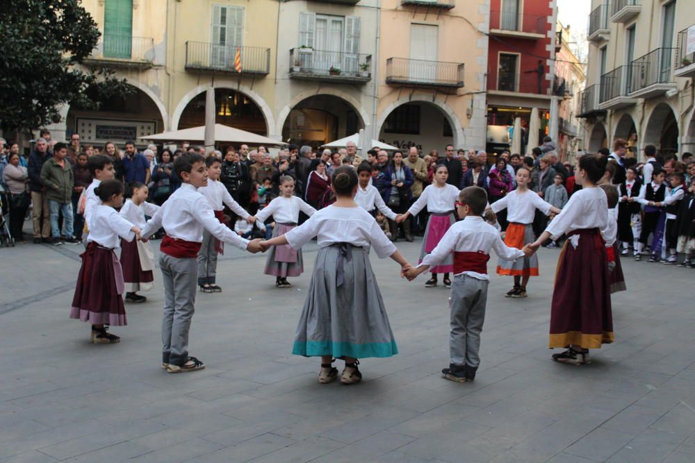 Figueres vibra amb les danses de Populària