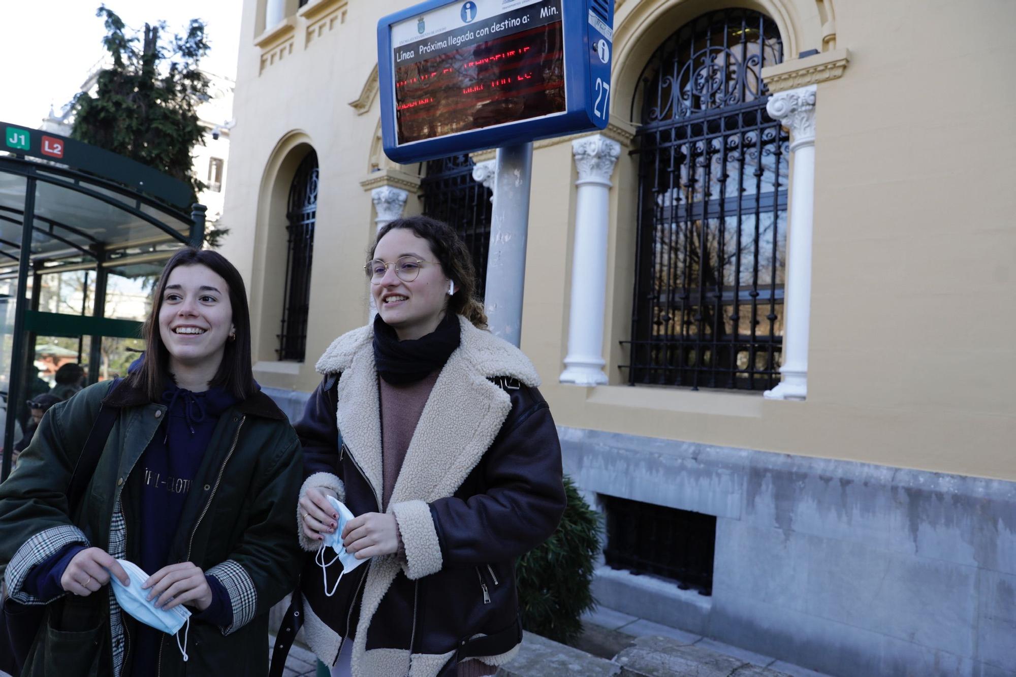 En imágenes: Primer día sin mascarilla en el transporte en Asturias