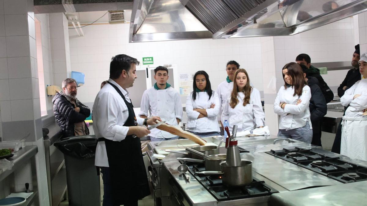 GALERÍA | Los secretos del torrezno de Soria, en la Escuela de Hostelería de Zamora