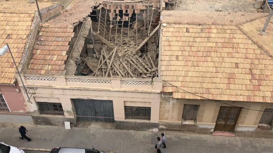 El techo, desplomado sobre un local en Torrellano
