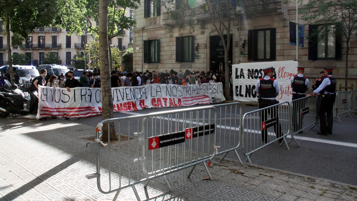 Concentració d&#039;estudiants davant la Delegació del govern espanyol a Catalunya
