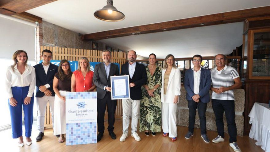 Merelles (en el centro) presenta el certificado de calidad. | FdV