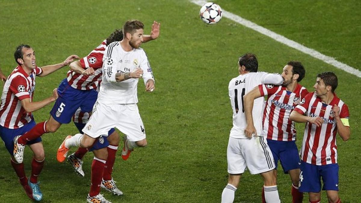 Sergio Ramos cabecea en la final de la Champions.