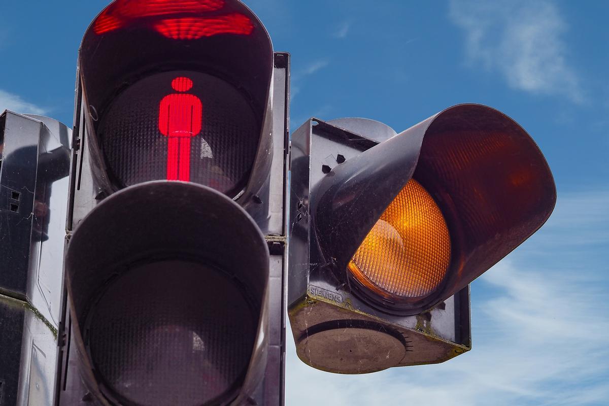 Saltarte un semáforo en rojo puede costarte hasta 200 euros de multa.