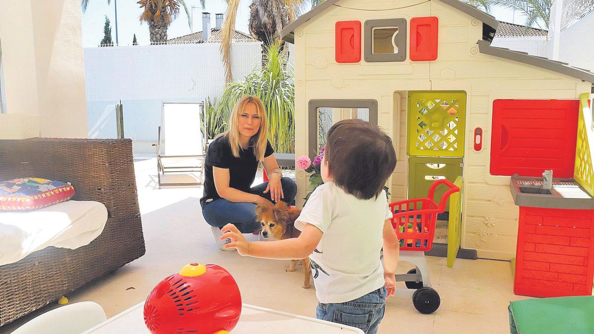 Sonia, en su casa, junto a su hijo Borja