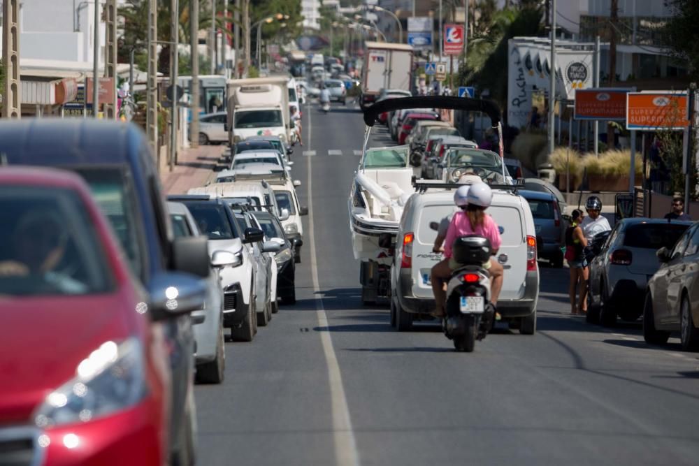 La sustitución de 500 metros de tubería del colector colapsa varias calles de la zona