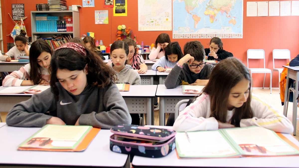 Primer día sin mascarilla obligatoria en la escuela Escorial de Vic