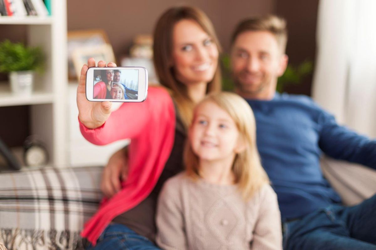 Unos padres se hacen un selfie con su hija