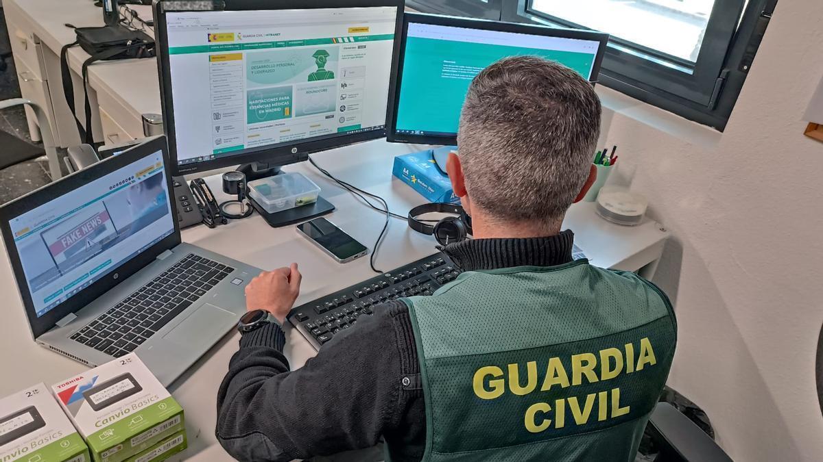 Un guardia civil investiga la ciberdelincuencia en una imagen de archivo.