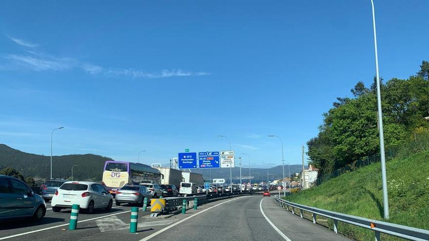 Una colisión entre dos coches provoca retenciones en el puente de Rande