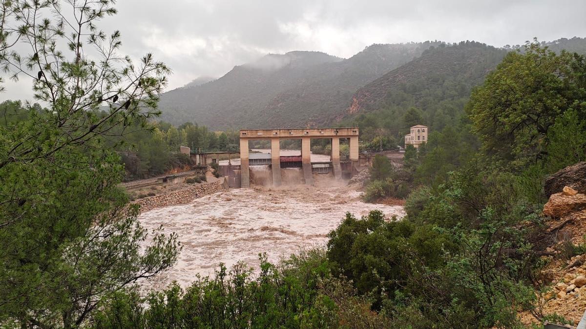 Imagen de la presa Cirat-Vallat y vídeo del paso del Mijares por Fanzara
