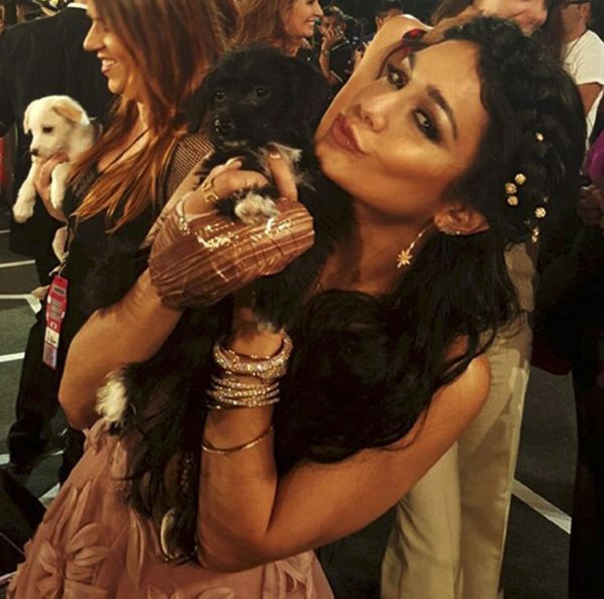 VMA 2015 en Instagram: Vanessa Hudgens y su mano vendada