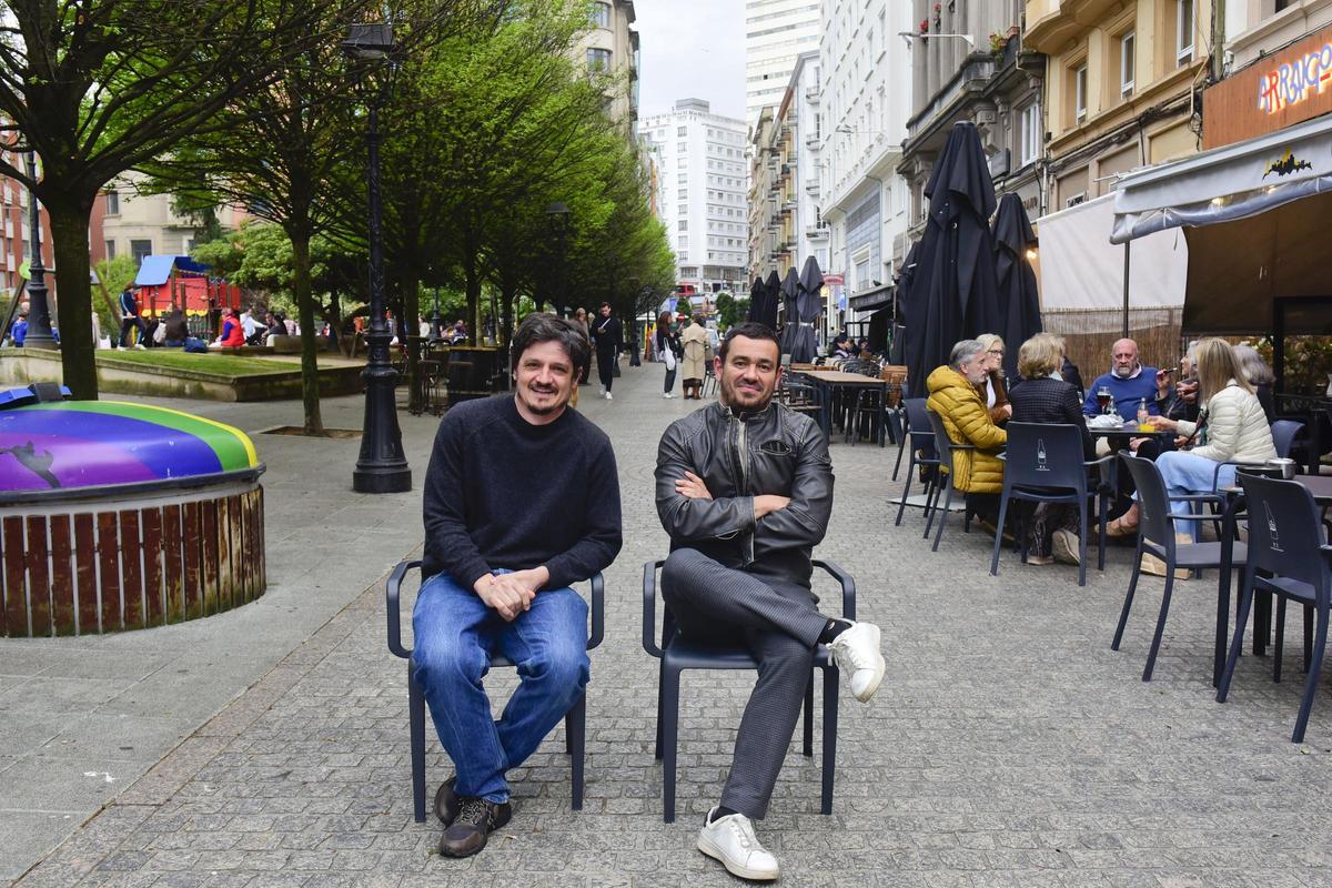 Fernando Estévez y Pablo Gómez en la plaza de Vigo, con sus locales Arraigo y Roots al fondo.
