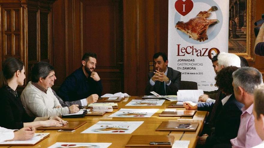 El presidente Martínez Maíllo preside la mesa del lechazo en el salón de comisiones de la Diputación.