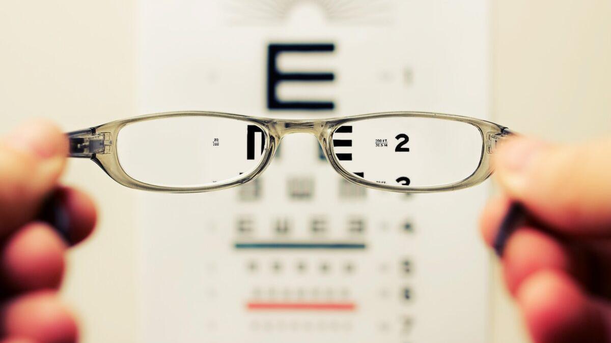 Consejos de los ópticos: cómo usar los dispositivos móviles para que no dañen la vista