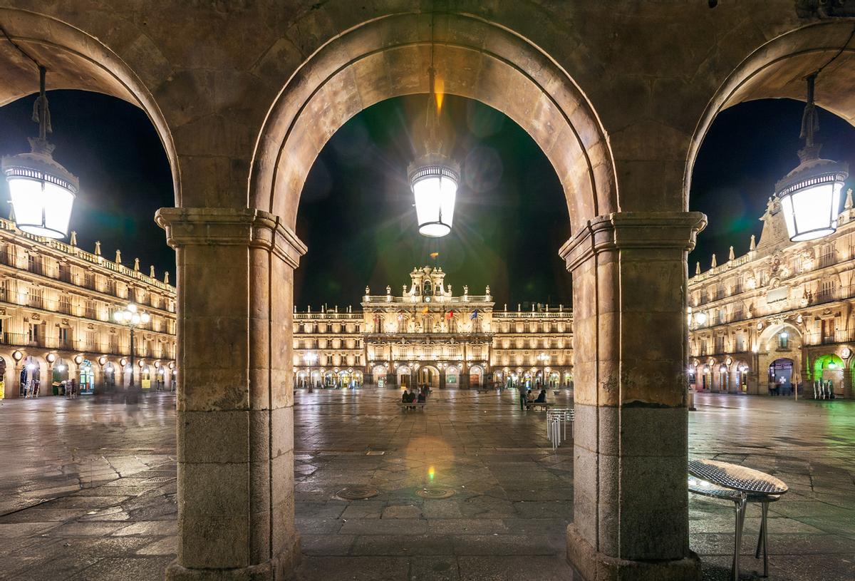 La plaza Mayor de Salamanca: de día es bonita, de noche es pura magia.