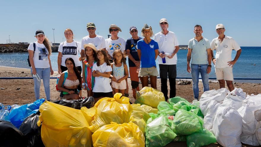 Un centenar de voluntarios recoge 300 kilos de basura en Juncalillo del Sur y Castillo del Romeral