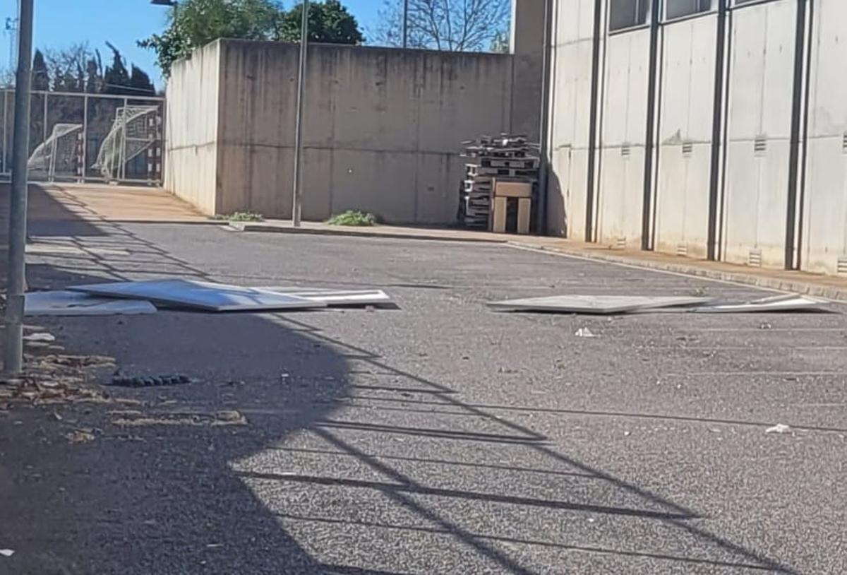 Efectos del viento en Alcalà de Xivert: las placas solares del instituto Serra d'Irta han acabado en el suelo del párking, con la suerte que hoy no era lectivo.
