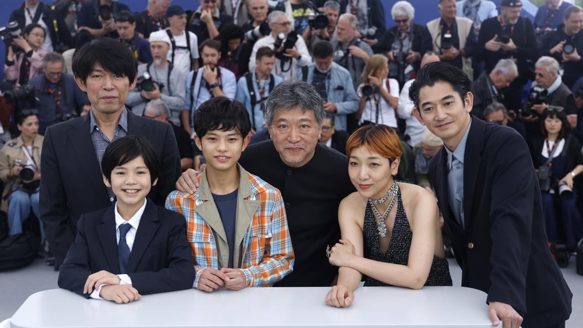 El director Hirokazu Kore-eda con el elenco de su película, ayer en Cannes.