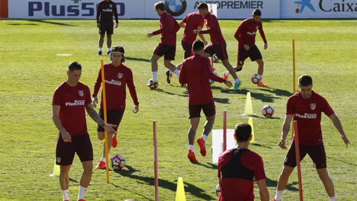 La plantilla del Atlético durante el entrenamiento de este lunes