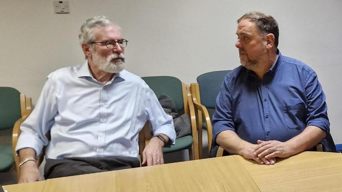 El exlíder del Sinn Féin Gerry Adams y el president de ERC, Oriol Junqueras.