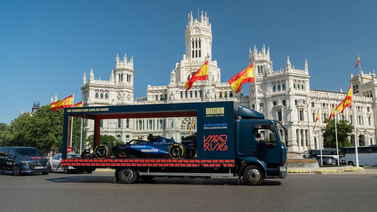 El vehículo Williams FW45 ha protagonizado una "imagen inédita" al recorrer en un camion acristalado, los lugares emblemáticos de la ciudad como Cibeles.