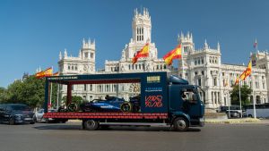 El vehículo Williams FW45 ha protagonizado una imagen inédita al recorrer en un camion acristalado, los lugares emblemáticos de la ciudad como Cibeles.