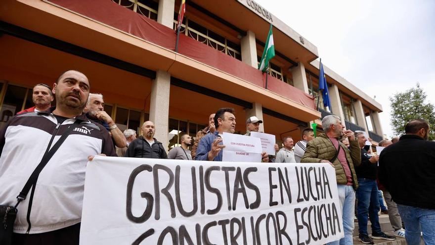 Los gruistas de Córdoba piden al alcalde Bellido mediar en la huelga que paraliza 60 obras desde febrero