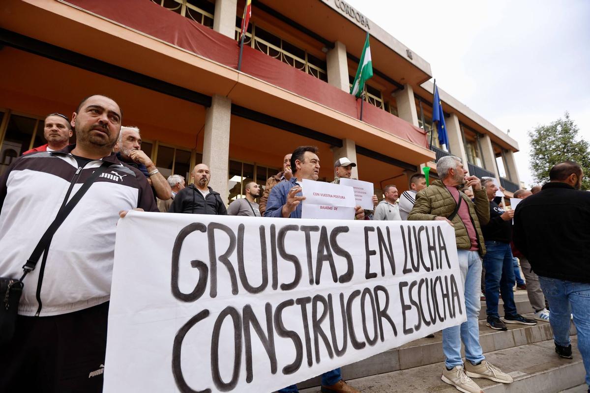 Los gruistas se han concentrado este martes a las puertas del Ayuntamiento de Córdoba.