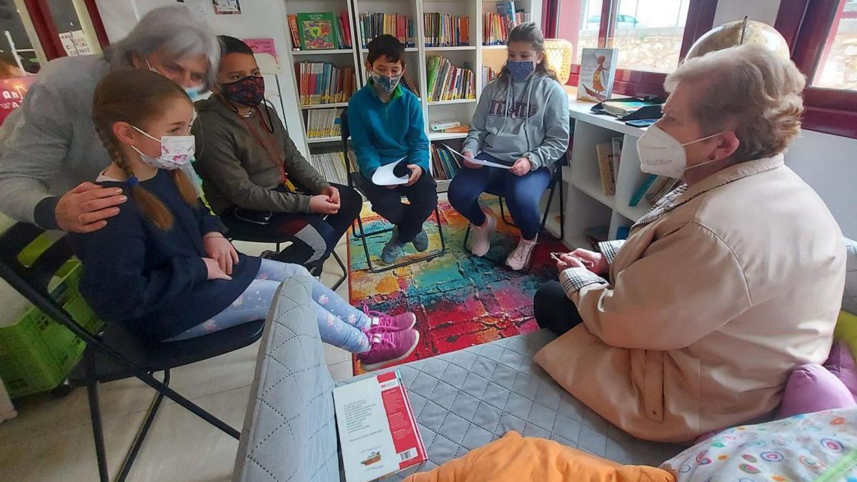 Instant d’una de les entrevistes que s’han fet a diverses dones grans