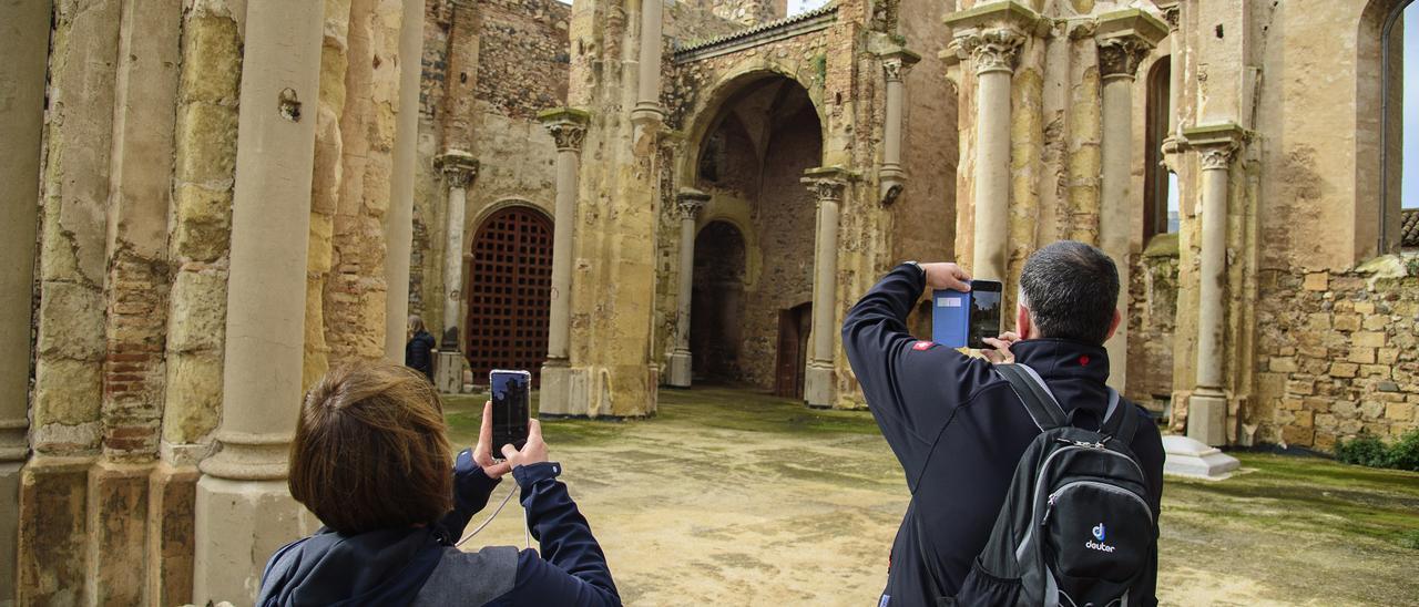 Turistas visitan la Catedral Vieja de Cartagena, este lunes.